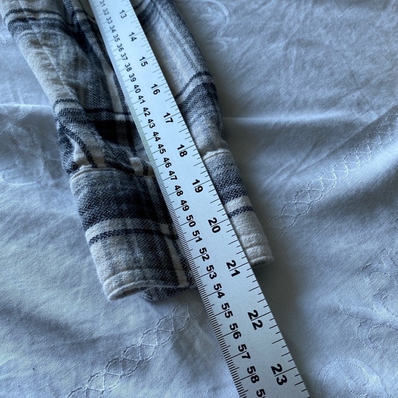 GAP Women's White/Black Plaid Long Sleeve Flannel Button Up Shirt - Picture 7 of 9